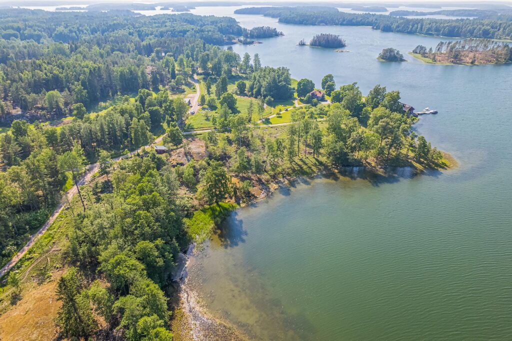En flygfotografering på Kofverhag gård med skärgården i bakgrunden.