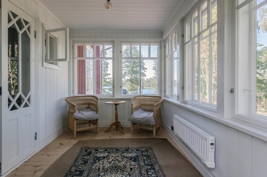 Ett terassutrymme med två trädfotöljer och en fin utsikt till skärgården.